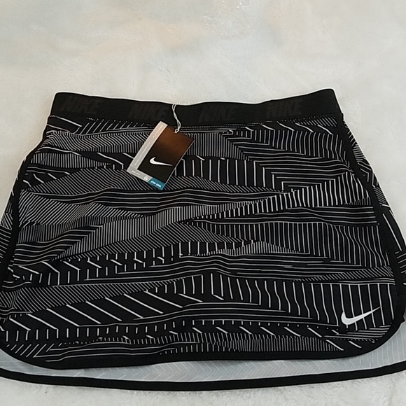 Nike Dresses & Skirts - NWT! Nike  Women's Medium Flip Print Golf Skort 